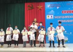 cong-ty-co-phan-lang-rua-tang-xe-dap-cho-hoc-sinh-co-hoan-canh-kho-khan-tang-40-thung-rac-nhua-va-50-xe-gom-rac-1